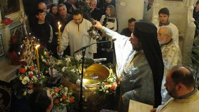 Συνέβη στην Αθήνα: Παπάς «πνίγει» τους πιστούς στον αγιασμό -Τους έκανε λούτσα [βίντεο] | iefimerida.gr 5