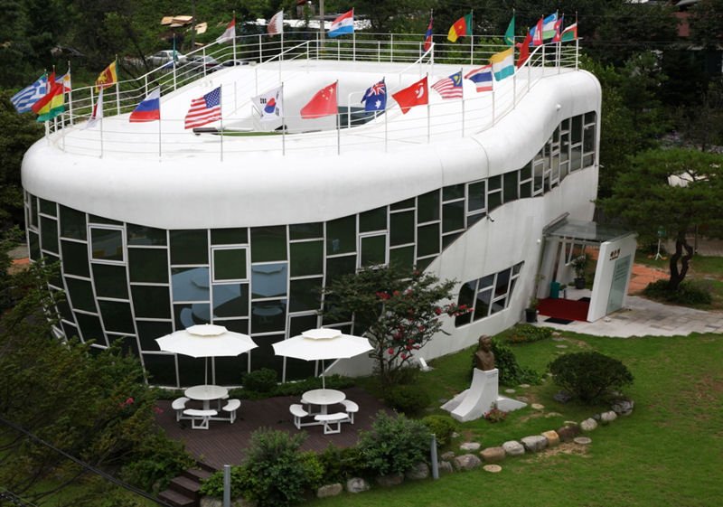 Τα πιο τρελά σπίτια του κόσμου: Σε σχήμα παπουτσιού, τουαλέτας και κροκόδειλου [εικόνες] | iefimerida.gr 2