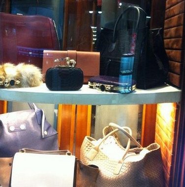 Από εδώ ψωνίζουν μαϊμού Louis Vuitton, Chanel και Ηermes οι επώνυμες Ελληνίδες -Ο έμπορος που τους πουλά τις τσάντες αποκαλύπτει [εικόνες] | iefimerida.gr 4