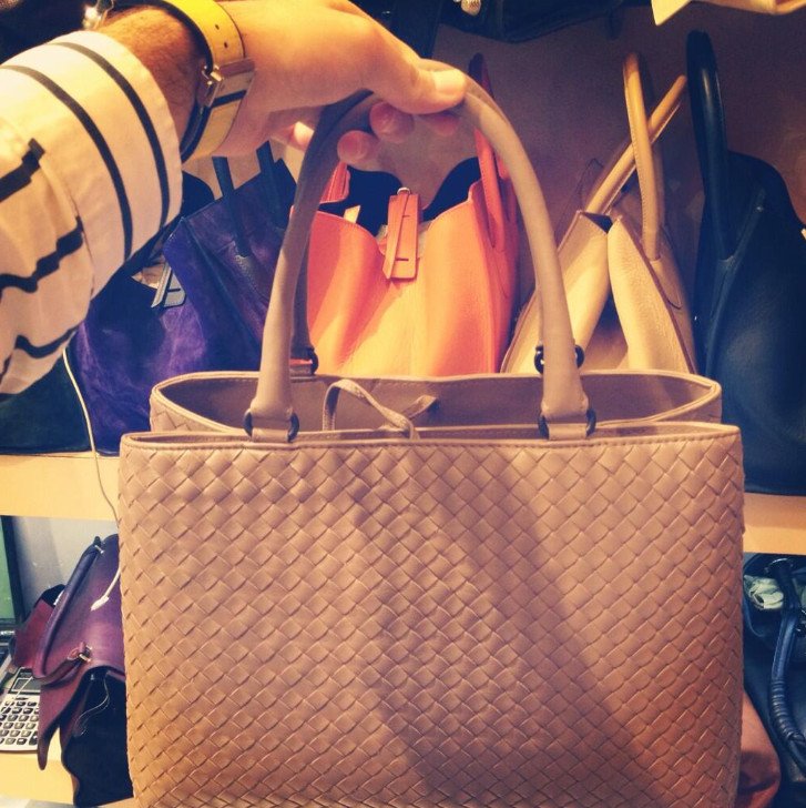 Από εδώ ψωνίζουν μαϊμού Louis Vuitton, Chanel και Ηermes οι επώνυμες Ελληνίδες -Ο έμπορος που τους πουλά τις τσάντες αποκαλύπτει [εικόνες] | iefimerida.gr 5