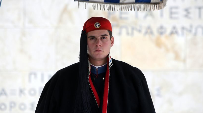 Εβαλαν τις κάπες οι τσολιάδες: Το τσουχτερό κρύο «άγγιξε» και την Προεδρική Φρουρά [εικόνες] | iefimerida.gr 2