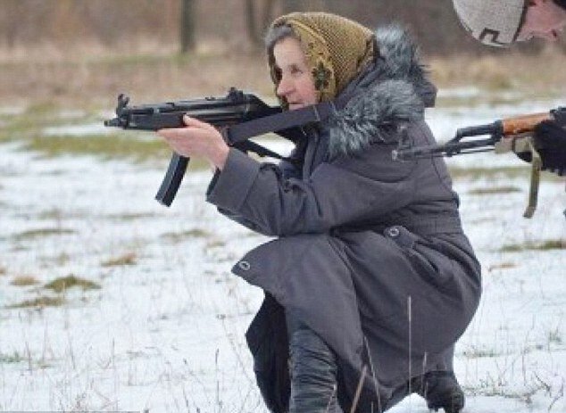 Η γιαγιά Ράμπο: 68χρονη κάνει στρατιωτικά γυμνάσια και περνά όλα τα τεστ [εικόνες & βίντεο] | iefimerida.gr 0