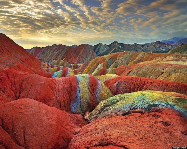 Danxia: Βουνά σε χρώματα του ουράνιου τόξου ηλικίας 24 εκ. ετών [εικόνες&βίντεο] | iefimerida.gr 5