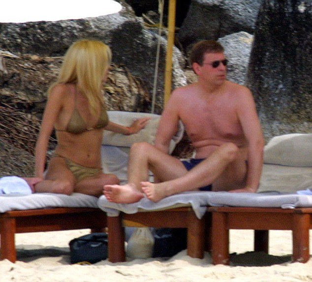 Ο γιος της βασίλισσας Ελισάβετ στο σκάφος του παιδόφιλου τραπεζίτη -Περιτριγυρισμένος από τόπλες νεαρές [εικόνες] | iefimerida.gr 3