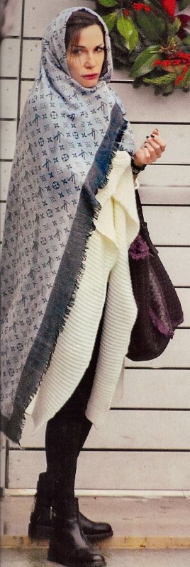 Η Δέσποινα Βανδή με μαντίλα Louis Vuitton, σαν μουσουλμάνα [εικόνες] | iefimerida.gr 2