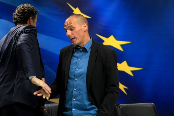 Καρέ καρέ η χειραψία-λαβή του Ντάισελμπλουμ που πάγωσε τον Βαρουφάκη -Τι του ψιθύρισε έξαλλος στο αυτί [εικόνες & βίντεο] | iefimerida.gr 6