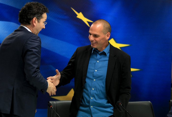 Καρέ καρέ η χειραψία-λαβή του Ντάισελμπλουμ που πάγωσε τον Βαρουφάκη -Τι του ψιθύρισε έξαλλος στο αυτί [εικόνες & βίντεο] | iefimerida.gr 4