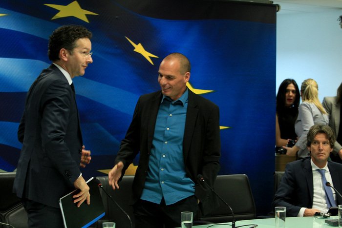 Καρέ καρέ η χειραψία-λαβή του Ντάισελμπλουμ που πάγωσε τον Βαρουφάκη -Τι του ψιθύρισε έξαλλος στο αυτί [εικόνες & βίντεο] | iefimerida.gr 0