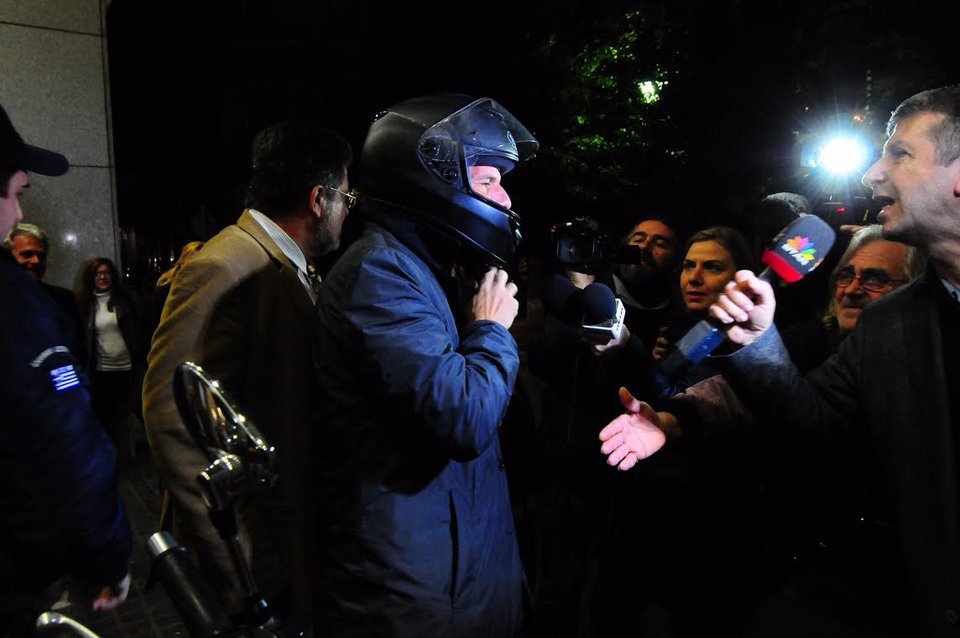 Η Ελένη Λουκά ορμάει να αποθεώσει τον Γιάνη Βαρουφάκη [εικόνες] | iefimerida.gr 3