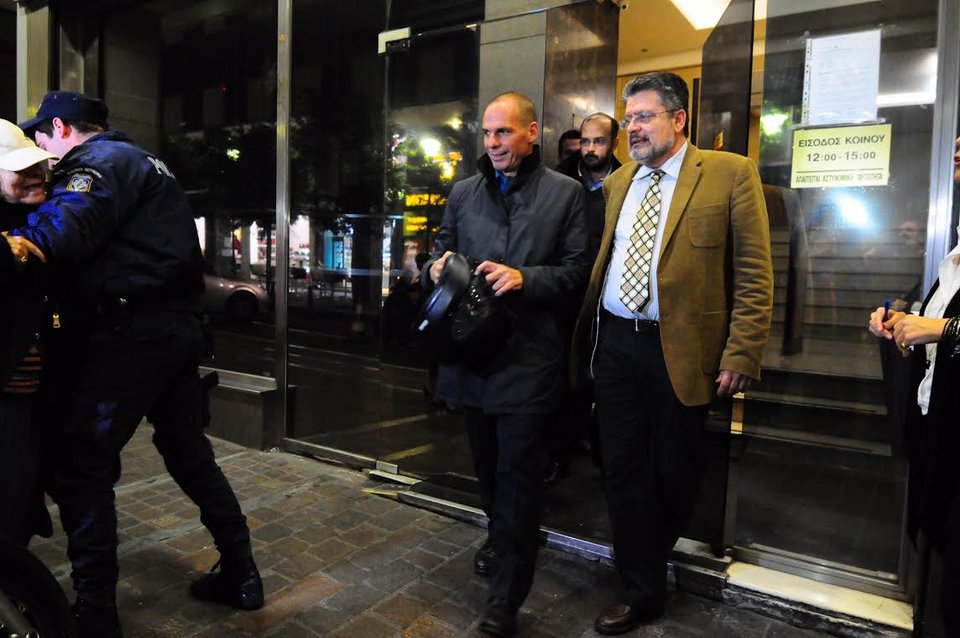 Η Ελένη Λουκά ορμάει να αποθεώσει τον Γιάνη Βαρουφάκη [εικόνες] | iefimerida.gr 0