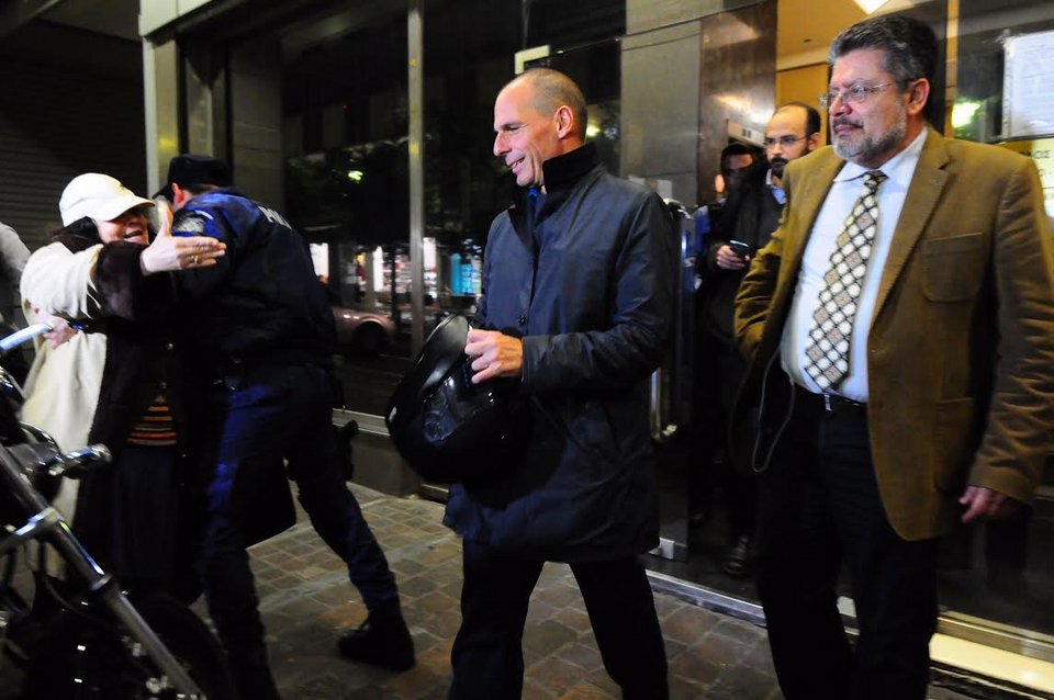 Η Ελένη Λουκά ορμάει να αποθεώσει τον Γιάνη Βαρουφάκη [εικόνες] | iefimerida.gr 2