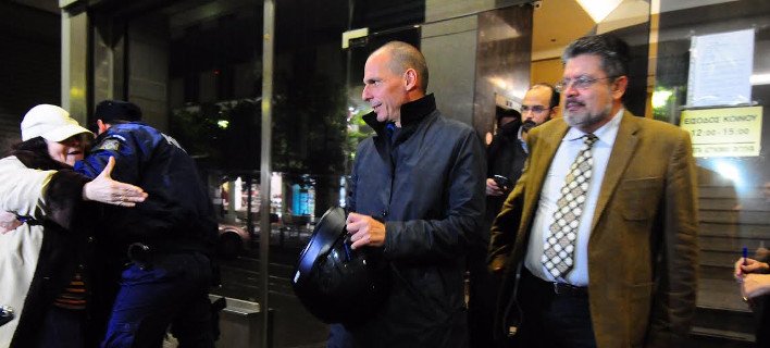 Η Ελένη Λουκά ορμάει να αποθεώσει τον Γιάνη Βαρουφάκη [εικόνες] | iefimerida.gr 1