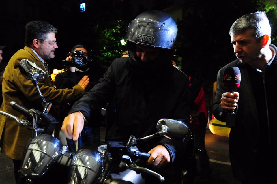 Η Ελένη Λουκά ορμάει να αποθεώσει τον Γιάνη Βαρουφάκη [εικόνες] | iefimerida.gr 4