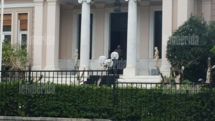 Αποκλειστικό: Ο Βαρουφάκης με μηχανή μεγάλου κυβισμού παρκάρει στα σκαλιά του Μαξίμου [εικόνες] | iefimerida.gr 0