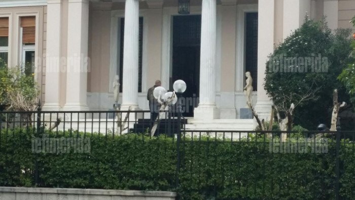 Αποκλειστικό: Ο Βαρουφάκης με μηχανή μεγάλου κυβισμού παρκάρει στα σκαλιά του Μαξίμου [εικόνες] | iefimerida.gr 1