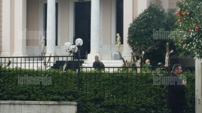 Αποκλειστικό: Ο Βαρουφάκης με μηχανή μεγάλου κυβισμού παρκάρει στα σκαλιά του Μαξίμου [εικόνες] | iefimerida.gr 2