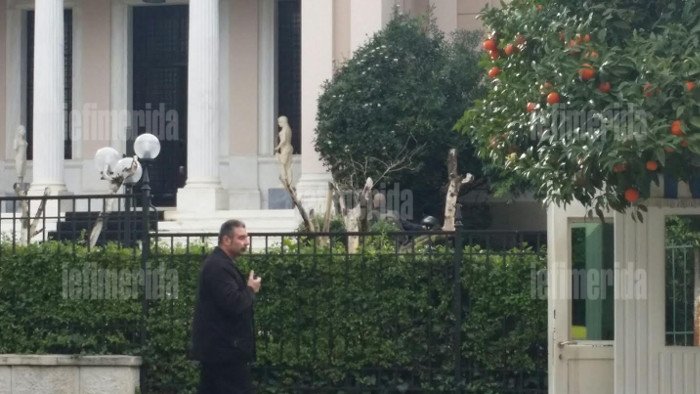 Αποκλειστικό: Ο Βαρουφάκης με μηχανή μεγάλου κυβισμού παρκάρει στα σκαλιά του Μαξίμου [εικόνες] | iefimerida.gr 3