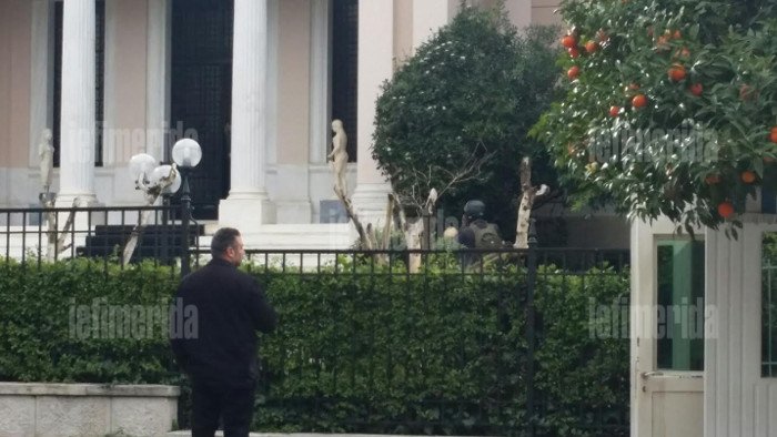 Αποκλειστικό: Ο Βαρουφάκης με μηχανή μεγάλου κυβισμού παρκάρει στα σκαλιά του Μαξίμου [εικόνες] | iefimerida.gr 4