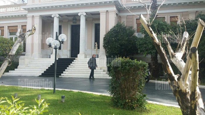 Αποκλειστικό: Ο Βαρουφάκης με μηχανή μεγάλου κυβισμού παρκάρει στα σκαλιά του Μαξίμου [εικόνες] | iefimerida.gr 5