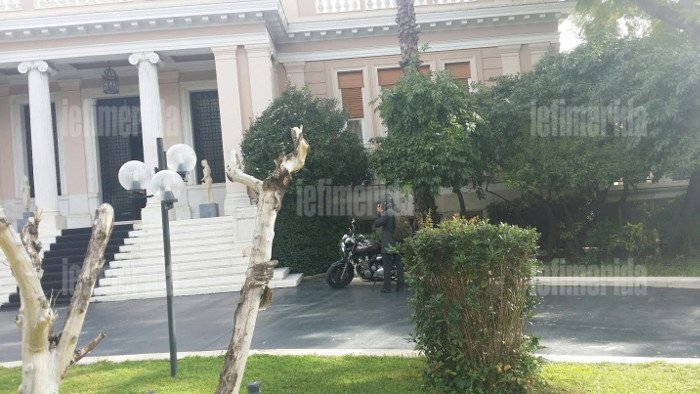 Αποκλειστικό: Ο Βαρουφάκης με μηχανή μεγάλου κυβισμού παρκάρει στα σκαλιά του Μαξίμου [εικόνες] | iefimerida.gr 6