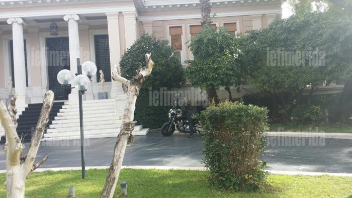 Αποκλειστικό: Ο Βαρουφάκης με μηχανή μεγάλου κυβισμού παρκάρει στα σκαλιά του Μαξίμου [εικόνες] | iefimerida.gr 7