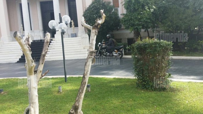 Αποκλειστικό: Ο Βαρουφάκης με μηχανή μεγάλου κυβισμού παρκάρει στα σκαλιά του Μαξίμου [εικόνες] | iefimerida.gr 8