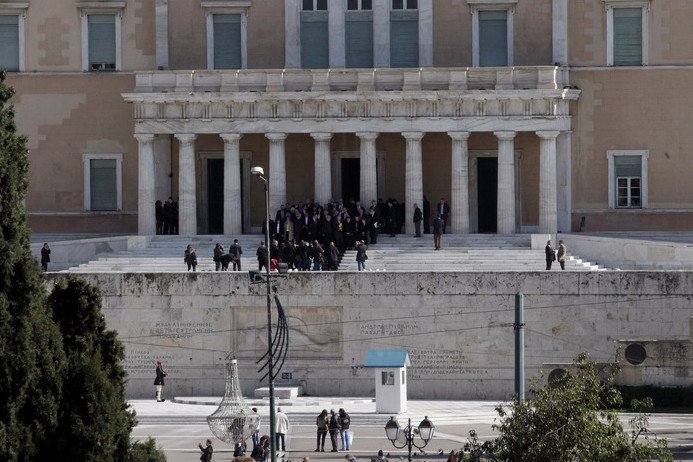 Εβγαλαν τα κάγκελα από την πλατεία Συντάγματος -Οι αναμνηστικές φωτογραφίες της κυβέρνησης [εικόνες] | iefimerida.gr 15