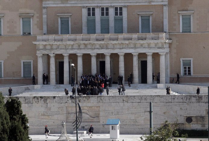 Εβγαλαν τα κάγκελα από την πλατεία Συντάγματος -Οι αναμνηστικές φωτογραφίες της κυβέρνησης [εικόνες] | iefimerida.gr 16