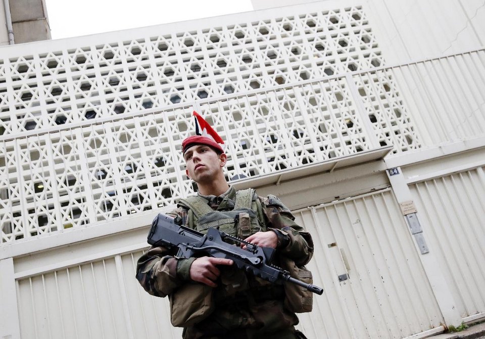 Γαλλία: Πλημμύρισαν οι δρόμοι με αστυνομικούς και στρατιώτες [εικόνες & βίντεο] | iefimerida.gr 0