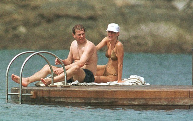 Ο γιος της βασίλισσας Ελισάβετ στο σκάφος του παιδόφιλου τραπεζίτη -Περιτριγυρισμένος από τόπλες νεαρές [εικόνες] | iefimerida.gr 1