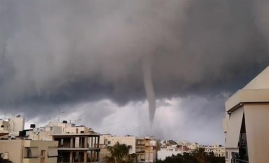 Εντυπωσιακές εικόνες και βίντεο από τον υδροστρόβιλο στο Ηράκλειο της Κρήτης | iefimerida.gr 0