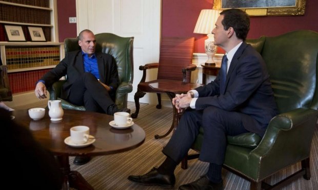 Ο Βαρουφάκης φωτογραφίζεται στη Ντάουνινγκ Στριτ: Παλτό και μπλε ηλεκτρίκ πουκάμισο έξω από το παντελόνι [εικόνες & Βίντεο] | iefimerida.gr 4