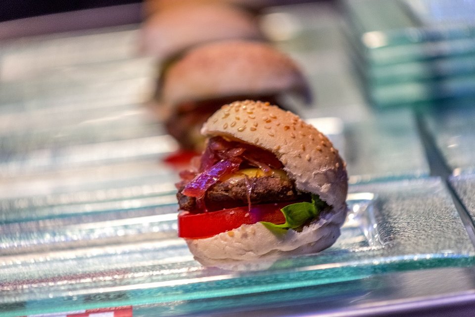 Μαγεία: Δείπνο στο τραπέζι που αιωρείται στα 50 μέτρα από το έδαφος -Θέα πιάτο η Αθήνα [εικόνες] | iefimerida.gr 7