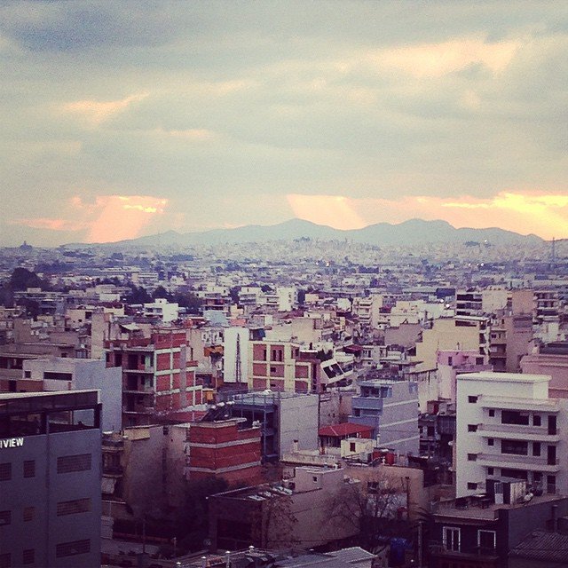 Μαγεία: Δείπνο στο τραπέζι που αιωρείται στα 50 μέτρα από το έδαφος -Θέα πιάτο η Αθήνα [εικόνες] | iefimerida.gr 3