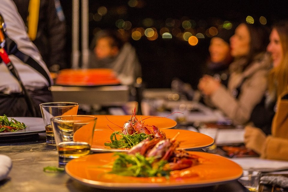 Μαγεία: Δείπνο στο τραπέζι που αιωρείται στα 50 μέτρα από το έδαφος -Θέα πιάτο η Αθήνα [εικόνες] | iefimerida.gr 5