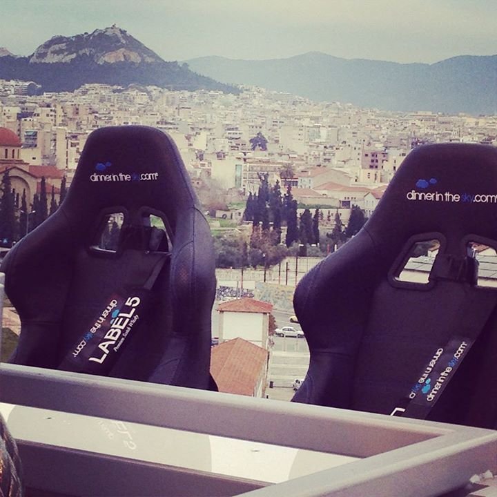 Μαγεία: Δείπνο στο τραπέζι που αιωρείται στα 50 μέτρα από το έδαφος -Θέα πιάτο η Αθήνα [εικόνες] | iefimerida.gr 0