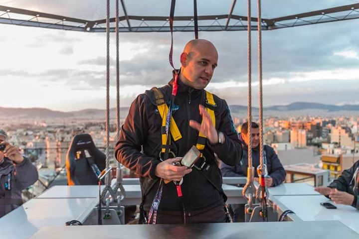 Μαγεία: Δείπνο στο τραπέζι που αιωρείται στα 50 μέτρα από το έδαφος -Θέα πιάτο η Αθήνα [εικόνες] | iefimerida.gr 15