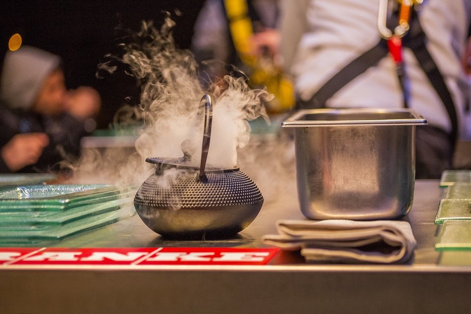 Μαγεία: Δείπνο στο τραπέζι που αιωρείται στα 50 μέτρα από το έδαφος -Θέα πιάτο η Αθήνα [εικόνες] | iefimerida.gr 6