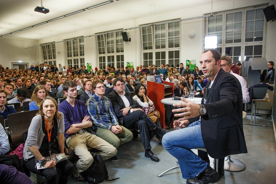 Πώς αλλάζει η ζωή ενός ανθρώπου όταν ξαφνικά αποκτά 17 δισ. ευρώ [εικόνες] | iefimerida.gr 2