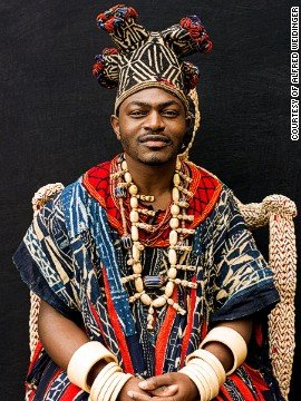 Οι τελευταίοι βασιλιάδες της Αφρικής: Πλουμιστά ρούχα, ηγεμονική συμπεριφορά [εικόνες] | iefimerida.gr 1