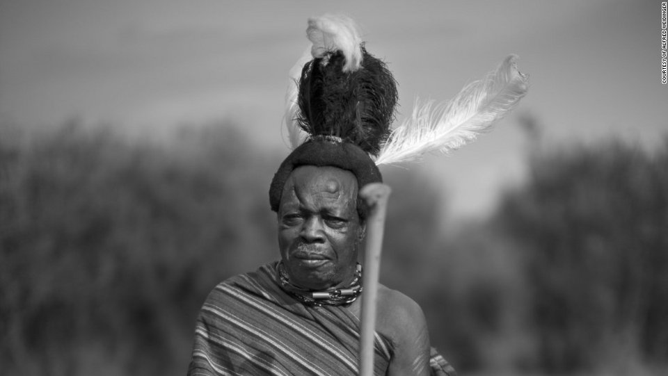 Οι τελευταίοι βασιλιάδες της Αφρικής: Πλουμιστά ρούχα, ηγεμονική συμπεριφορά [εικόνες] | iefimerida.gr 8