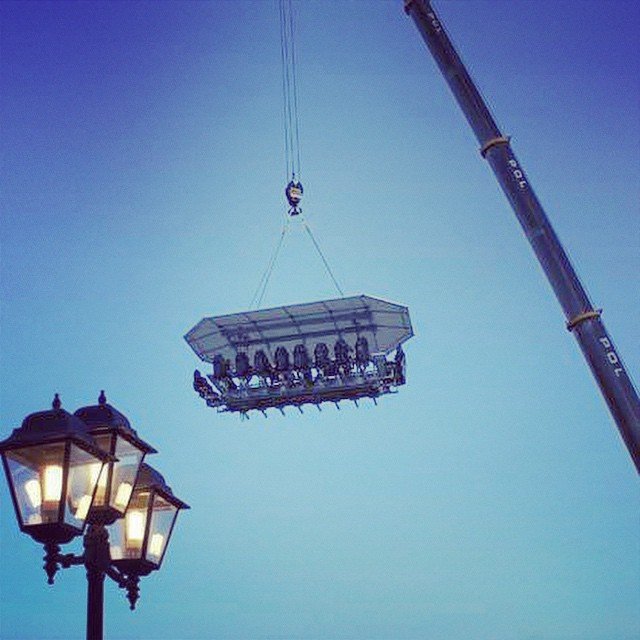 Μαγεία: Δείπνο στο τραπέζι που αιωρείται στα 50 μέτρα από το έδαφος -Θέα πιάτο η Αθήνα [εικόνες] | iefimerida.gr 18