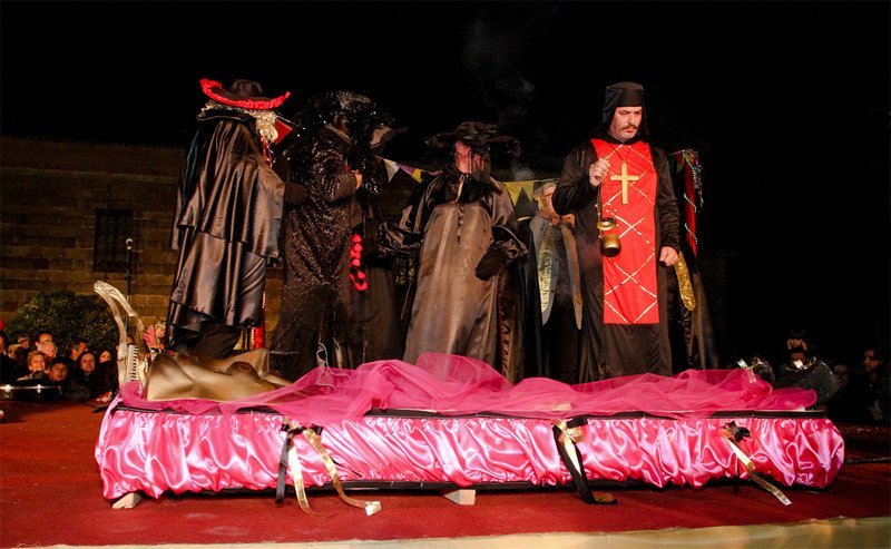 Οι 7 ιδανικοί προορισμοί για το τριήμερο -Αλευρομουτζουρώματα στο Γαλαξίδι, μπούλες στη Νάουσα, γάμος στη μαγευτική Μεθώνη [εικόνες] | iefimerida.gr 2