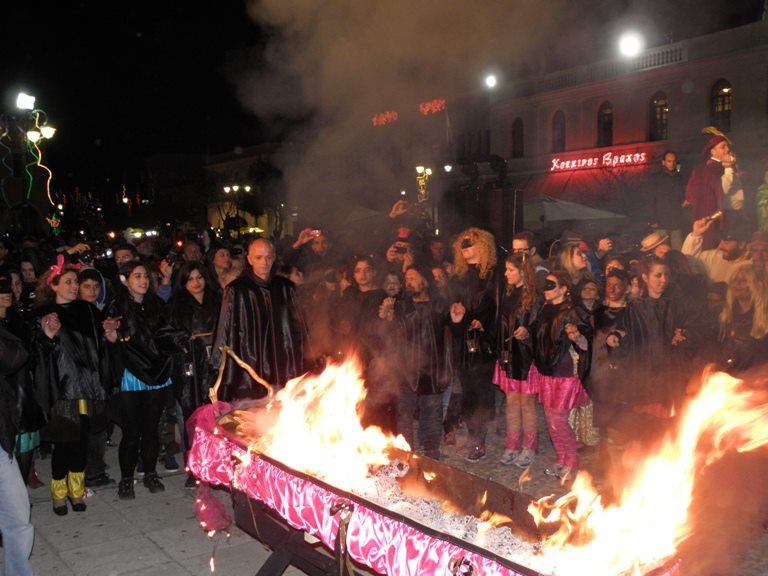 Οι 7 ιδανικοί προορισμοί για το τριήμερο -Αλευρομουτζουρώματα στο Γαλαξίδι, μπούλες στη Νάουσα, γάμος στη μαγευτική Μεθώνη [εικόνες] | iefimerida.gr 3