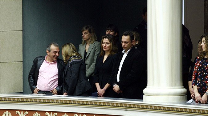 Η αδελφή του Αλέξη Τσίπρα, Ζανέτ, με την οικογένεια του Αχιλλέα Καραμανλή στη Βουλή [εικόνες] | iefimerida.gr 1