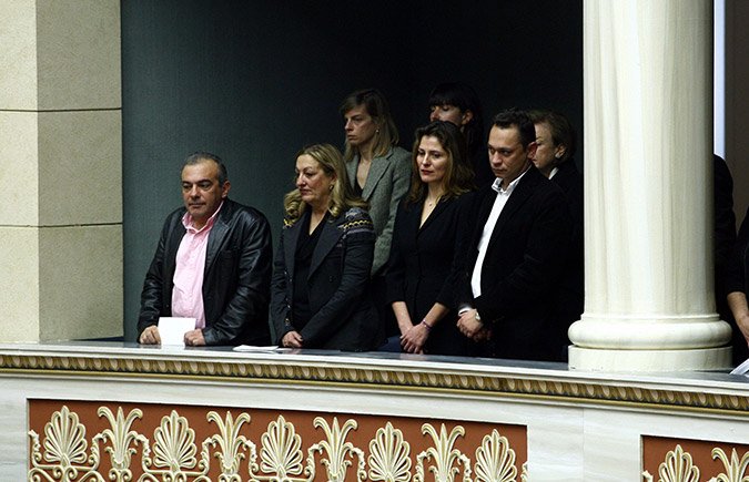 Η αδελφή του Αλέξη Τσίπρα, Ζανέτ, με την οικογένεια του Αχιλλέα Καραμανλή στη Βουλή [εικόνες] | iefimerida.gr 0