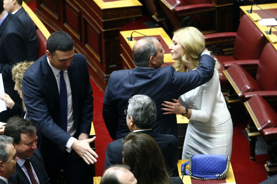 Καρέ-καρέ ο Καραμανλής αγκαλιάζει, τραβάει και φιλάει ξανθιά βουλευτή [εικόνες] | iefimerida.gr 1