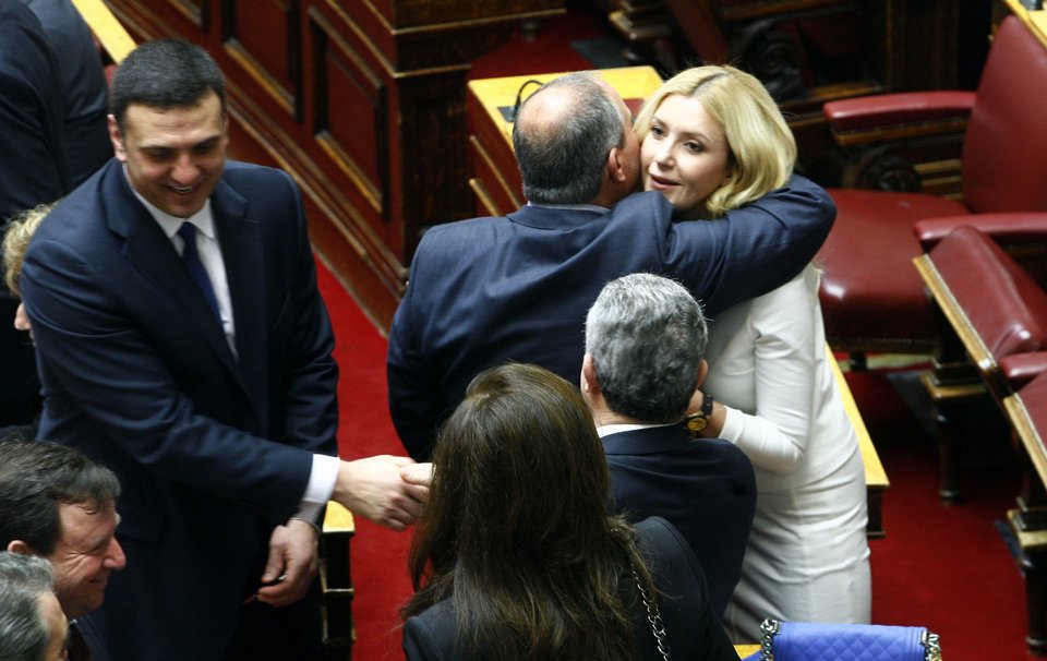 Καρέ-καρέ ο Καραμανλής αγκαλιάζει, τραβάει και φιλάει ξανθιά βουλευτή [εικόνες] | iefimerida.gr 2