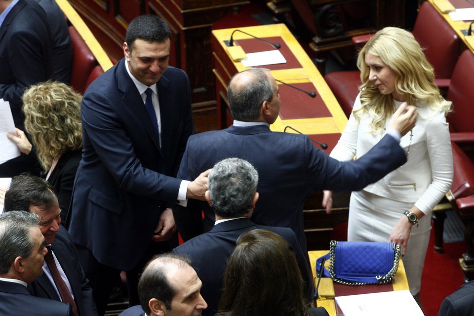 Καρέ-καρέ ο Καραμανλής αγκαλιάζει, τραβάει και φιλάει ξανθιά βουλευτή [εικόνες] | iefimerida.gr 0