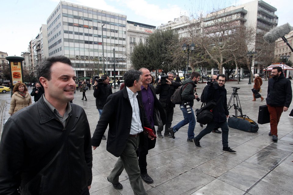 Βουλή-υπουργείο με τα πόδια: Πολίτης ακολούθησε τον Βαρουφάκη και βιντεοσκόπησε τη διαδρομή του [βίντεο] | iefimerida.gr 0